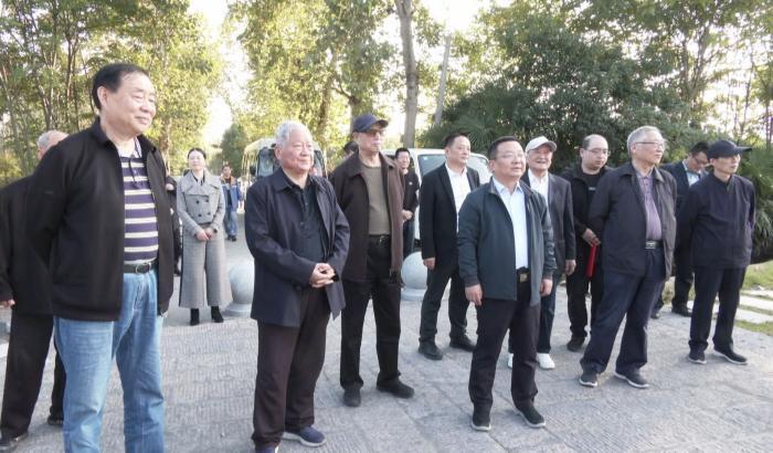 市廳級(jí)離退休老干部來(lái)我縣參觀(guān)考察